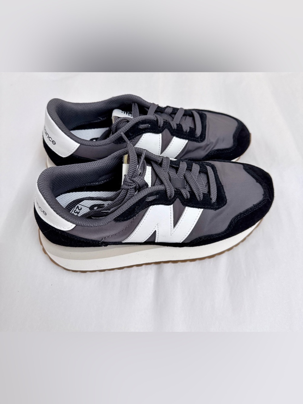 New Balance Women’s 237 sneakers in black in size 7 - Picture 2 of 8